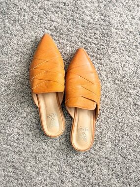 BEAST FASHION • Women's Tan Woven Pointed Mule Size 7